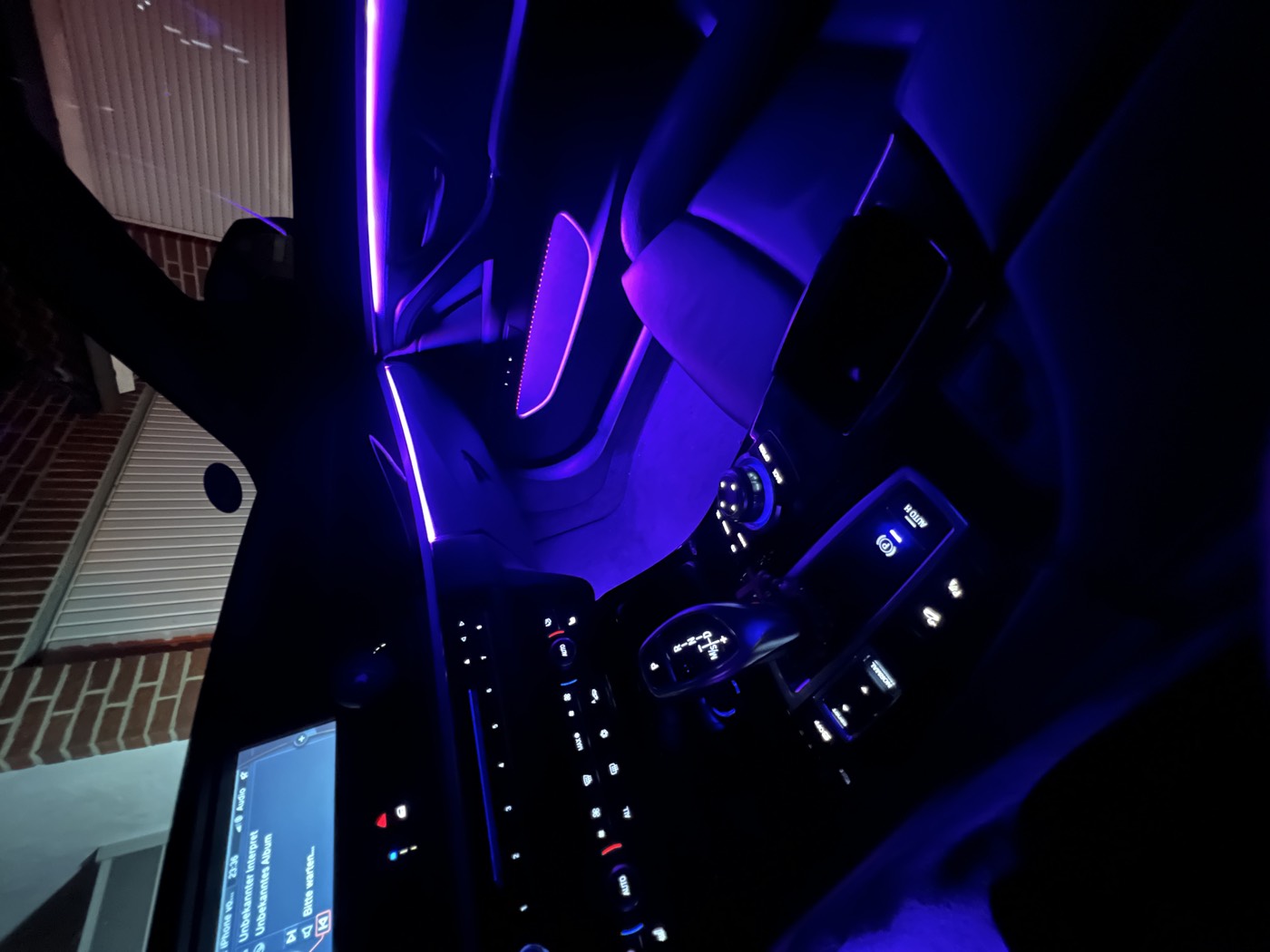Cockpit mit durchgehender blauer Lichtleiste